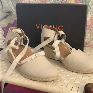 Kaitlyn Vionic espadrille NEVER WORN
